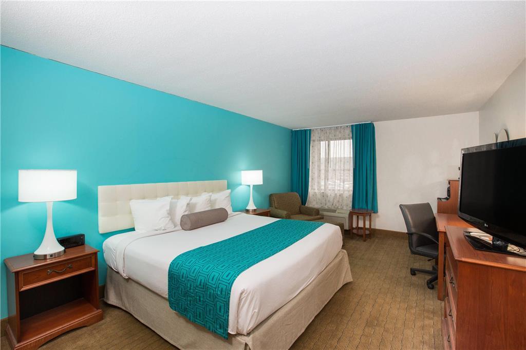 Howard Johnson By Wyndham Evansville East Room photo