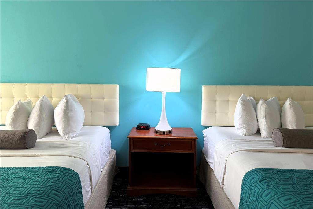 Howard Johnson By Wyndham Evansville East Room photo