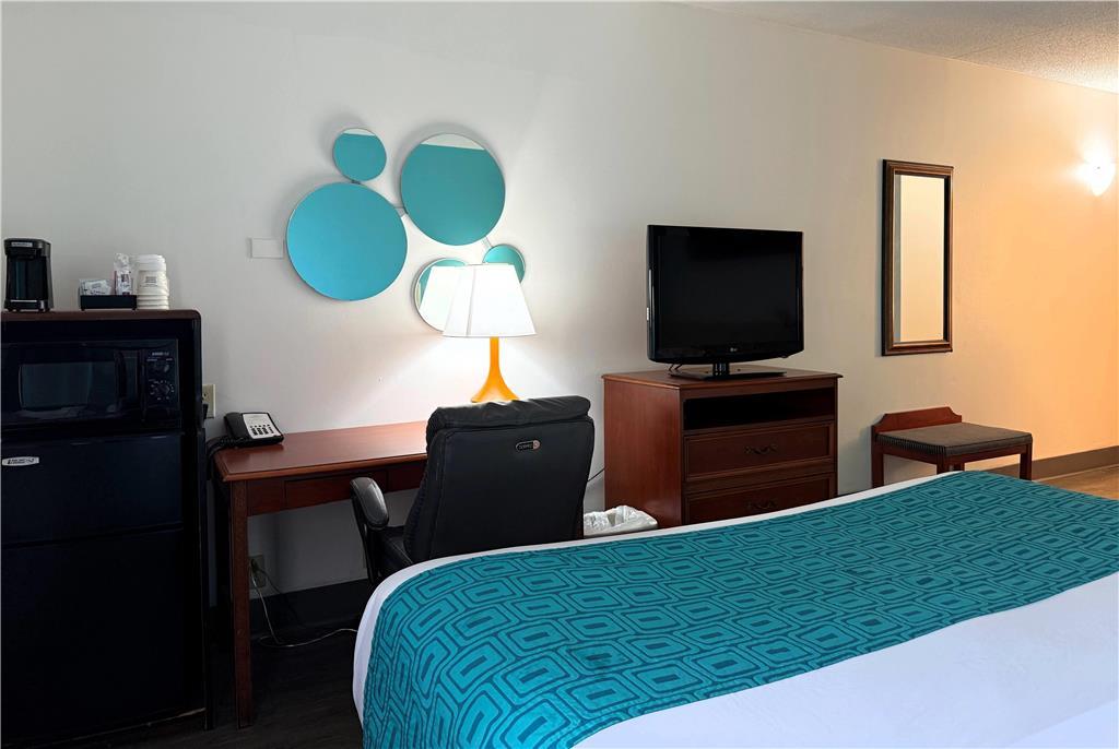 Howard Johnson By Wyndham Evansville East Room photo
