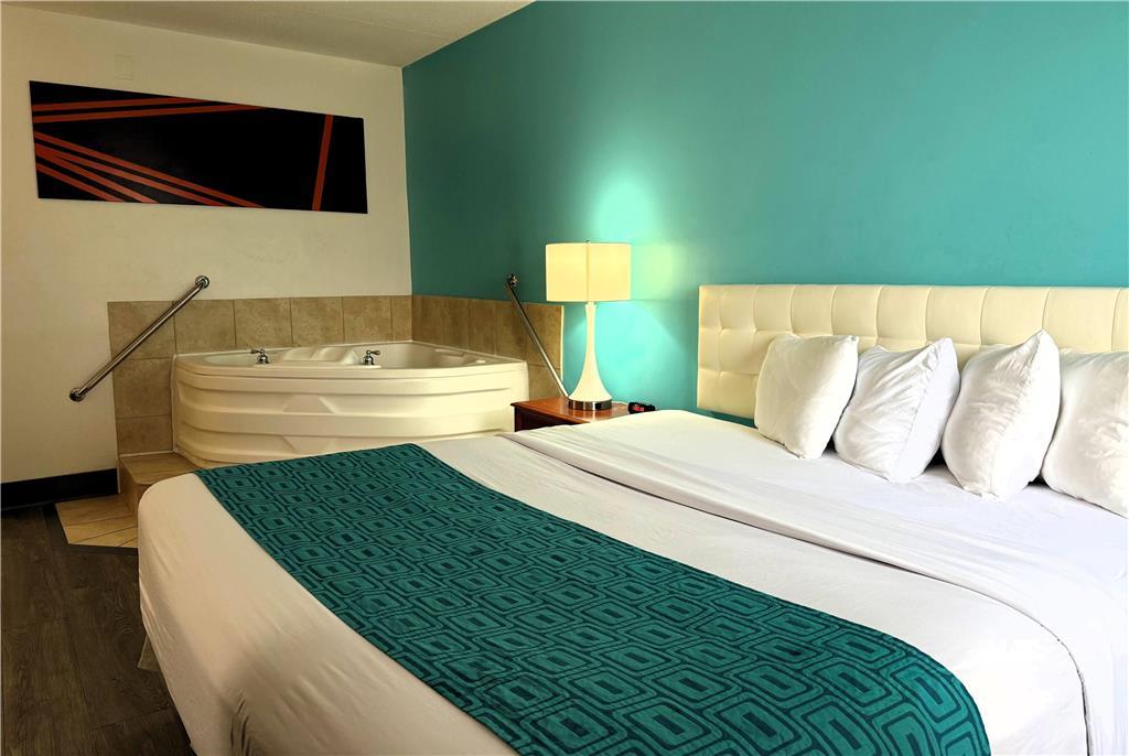 Howard Johnson By Wyndham Evansville East Room photo